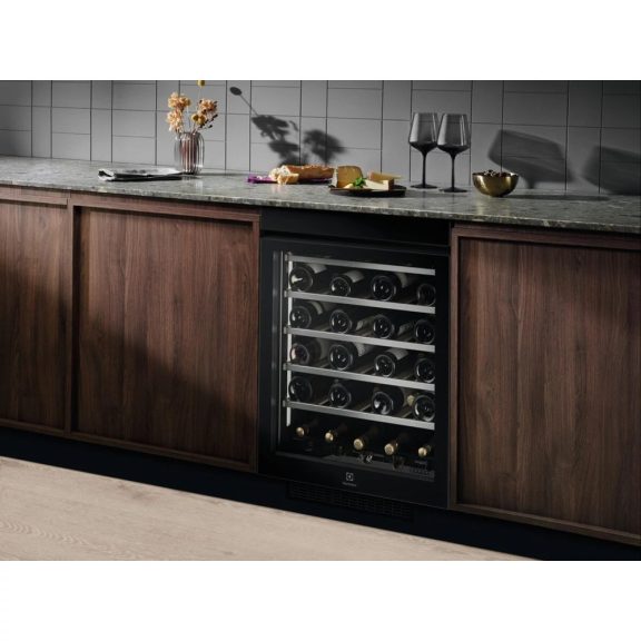 Electrolux EWUS040B8B Beépíthető borhűtő