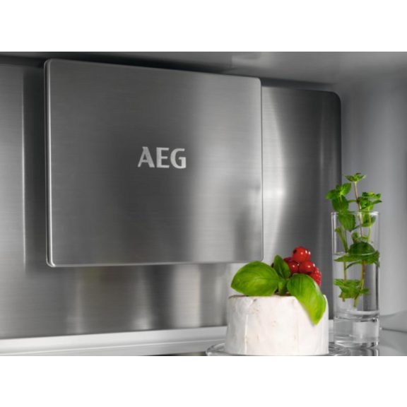 AEG NSC8M191DS NoFrost beépíthető kombinált hűtőszekrény